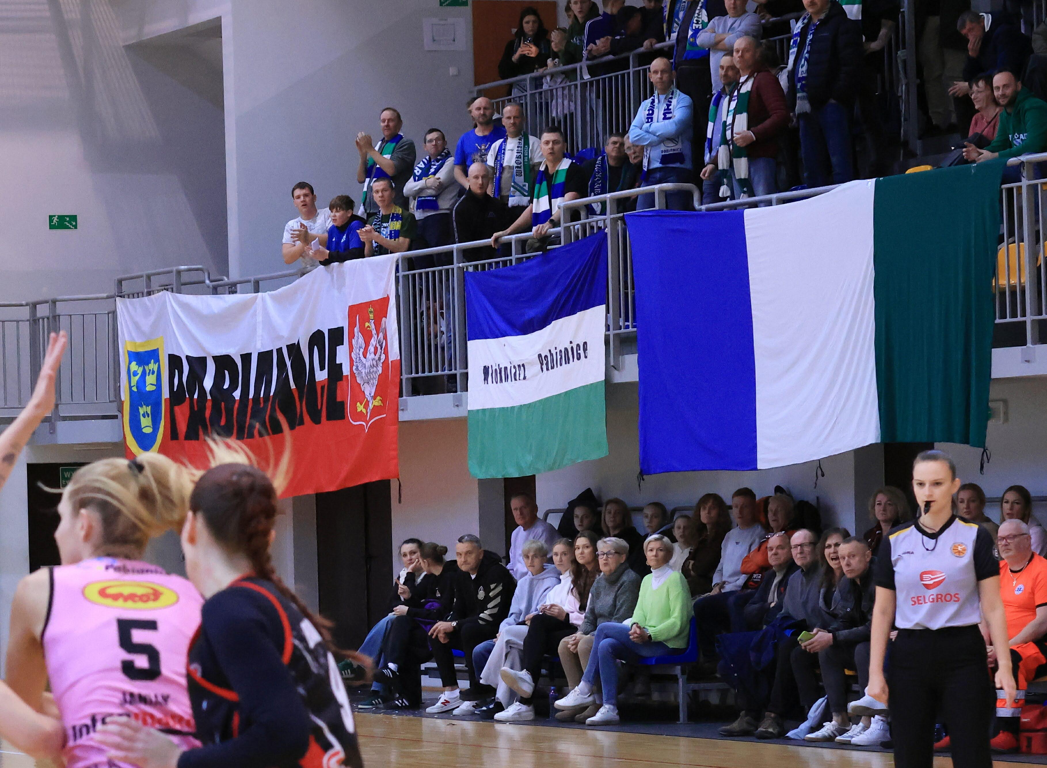 Hala z kibicami Włókniarza Pabianice